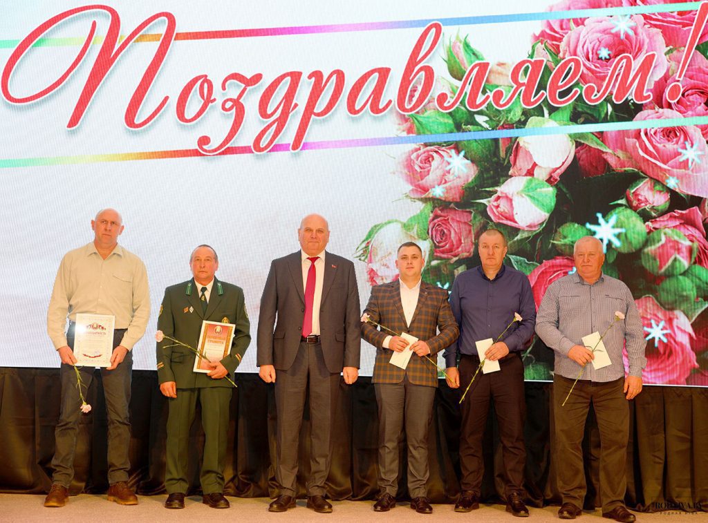 В Климовичах наградили победителей ежегодного соревнования по социально-экономическому развитию района за 2024 год