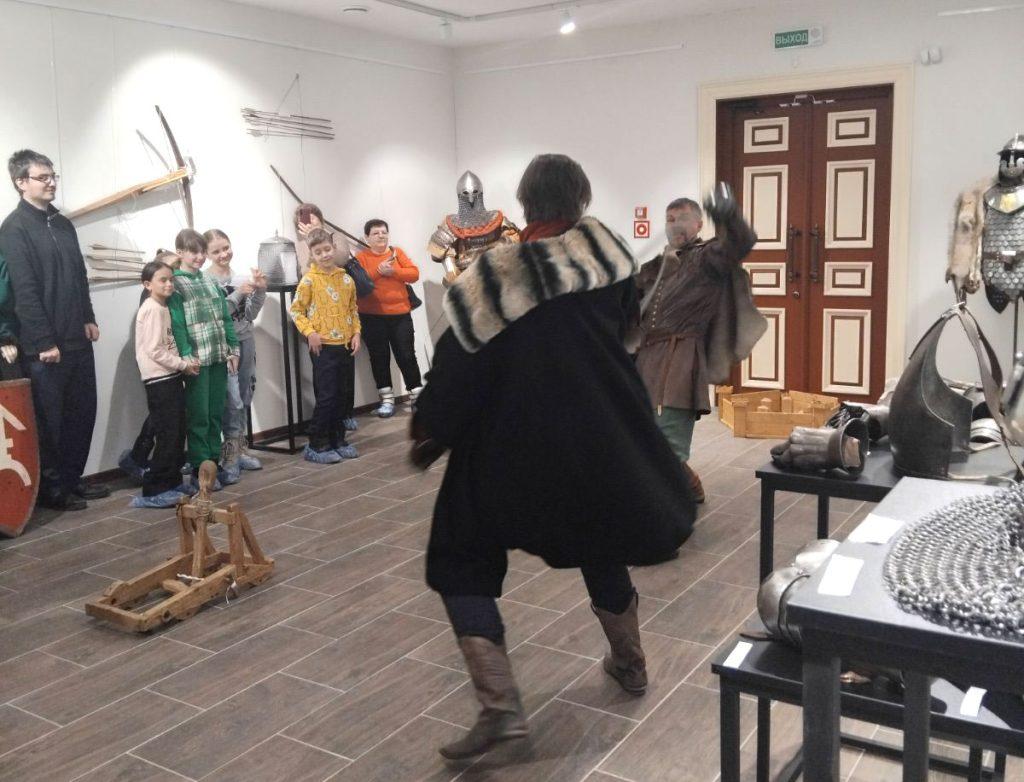 В Климовичах работает интерактивная выставка средневекового оружия и доспехов