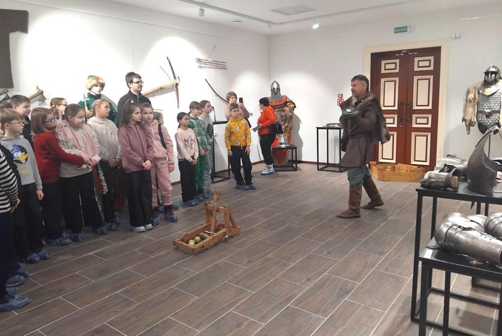 В Климовичах работает интерактивная выставка средневекового оружия и доспехов