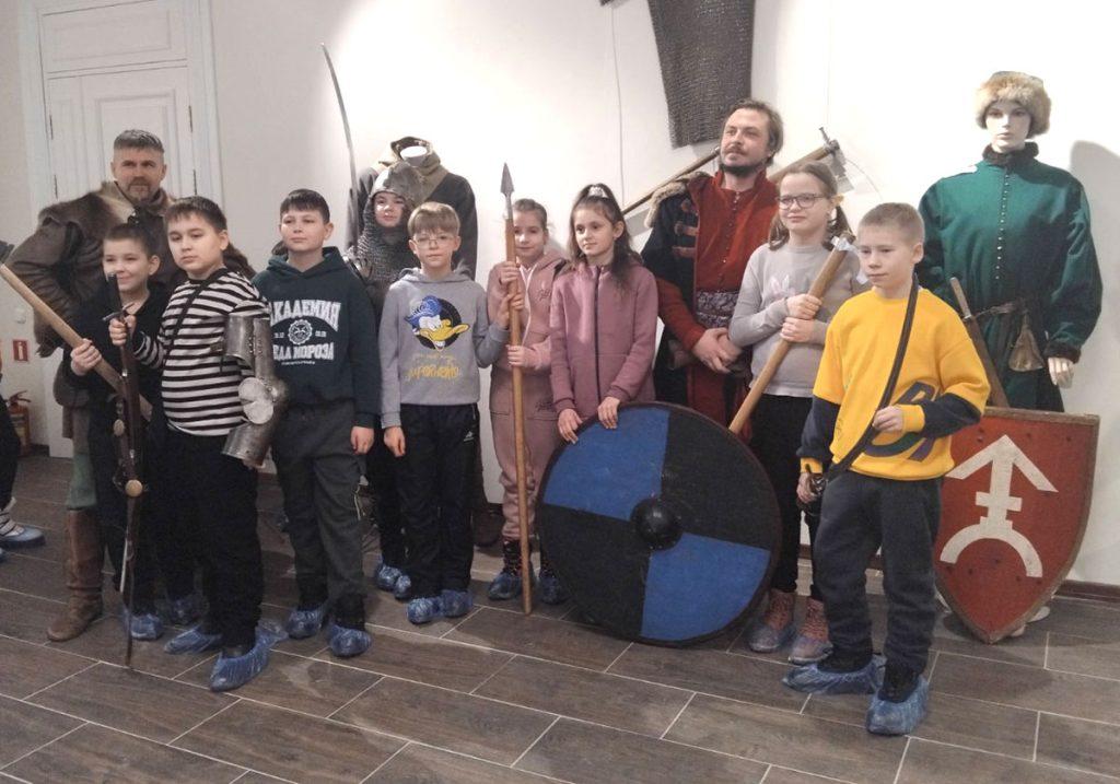 В Климовичах работает интерактивная выставка средневекового оружия и доспехов