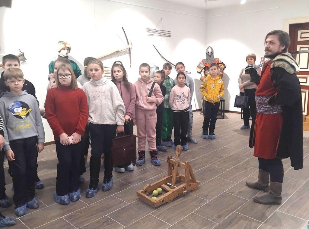 В Климовичах работает интерактивная выставка средневекового оружия и доспехов