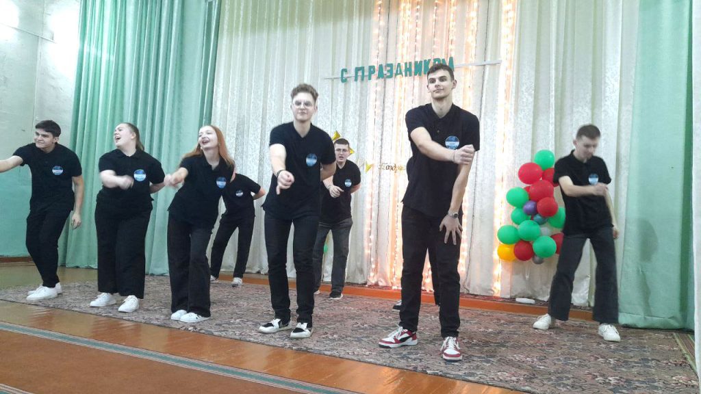 Фотофакт: студенческий отряд «Сияние» побывал в агрогородке Родня Климовичского района