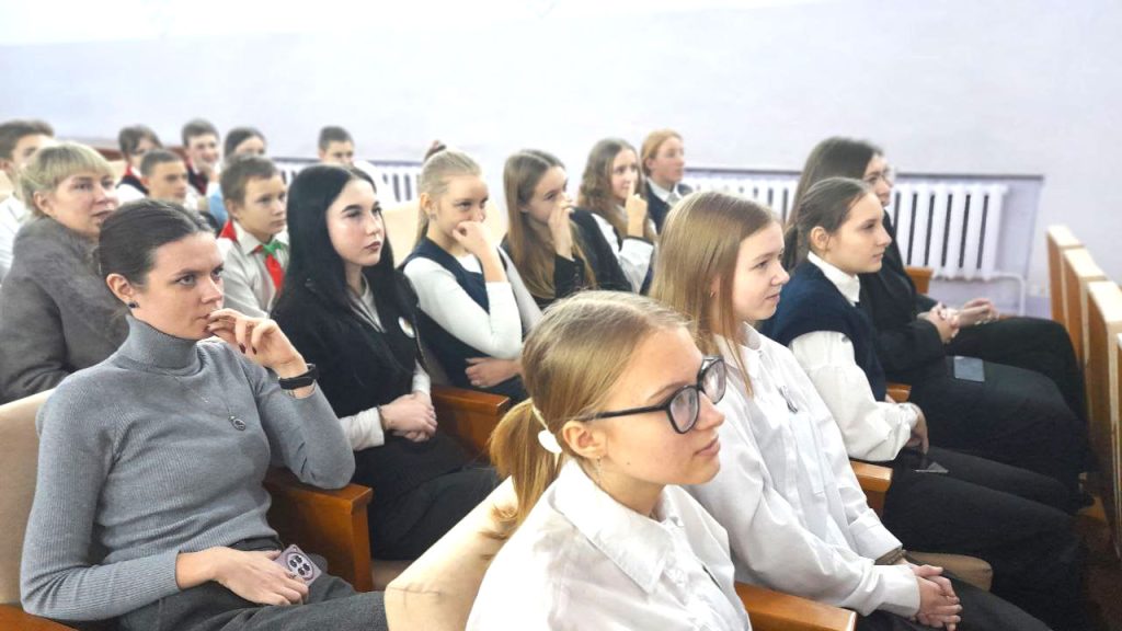 Фотофакт: студенческий отряд «Сияние» побывал в агрогородке Родня Климовичского района