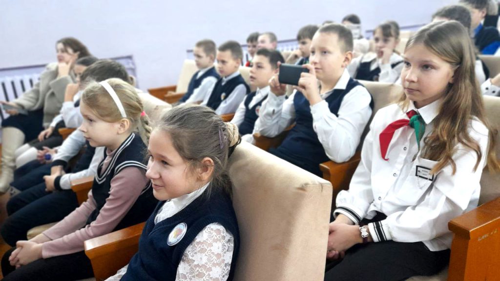 Фотофакт: студенческий отряд «Сияние» побывал в агрогородке Родня Климовичского района