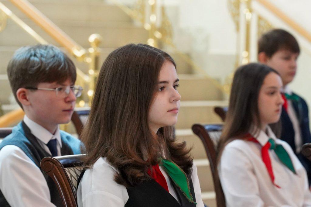 Учащийся Тимоновской средней школы Климовичского района получил паспорт из рук губернатора Могилевской области