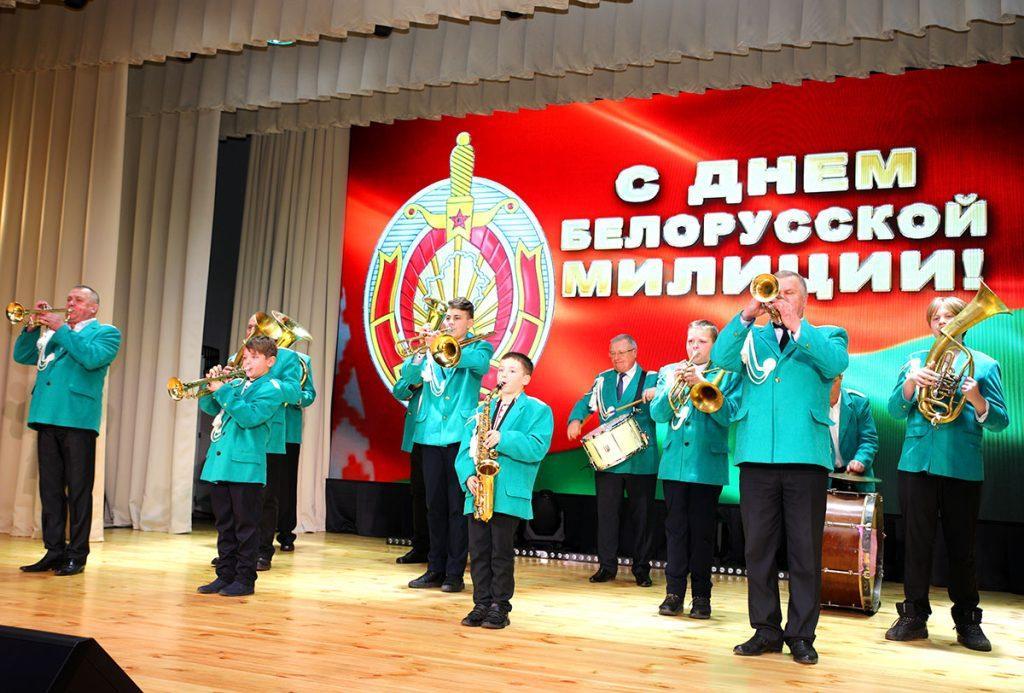 Климовичские милиционеры принимали поздравления