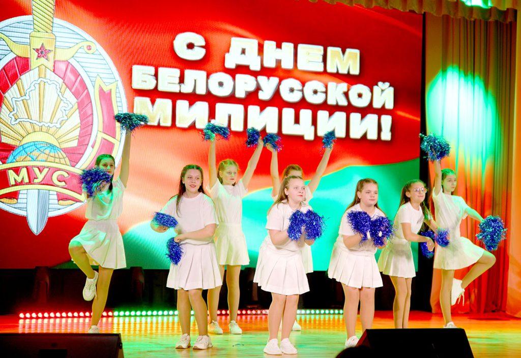 Климовичские милиционеры принимали поздравления