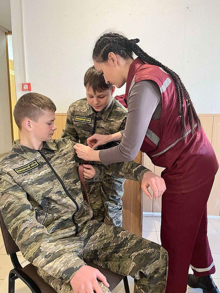 В Климовичском военно-патриотическом клубе «Золок» прошло занятие по медицинской подготовке