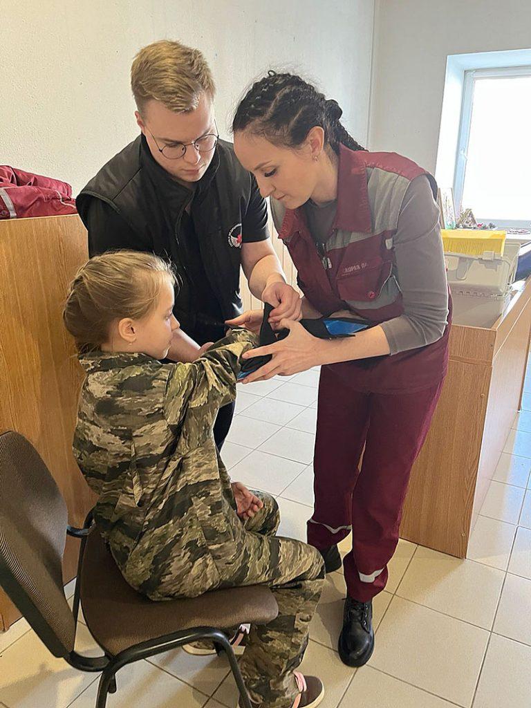 В Климовичском военно-патриотическом клубе «Золок» прошло занятие по медицинской подготовке