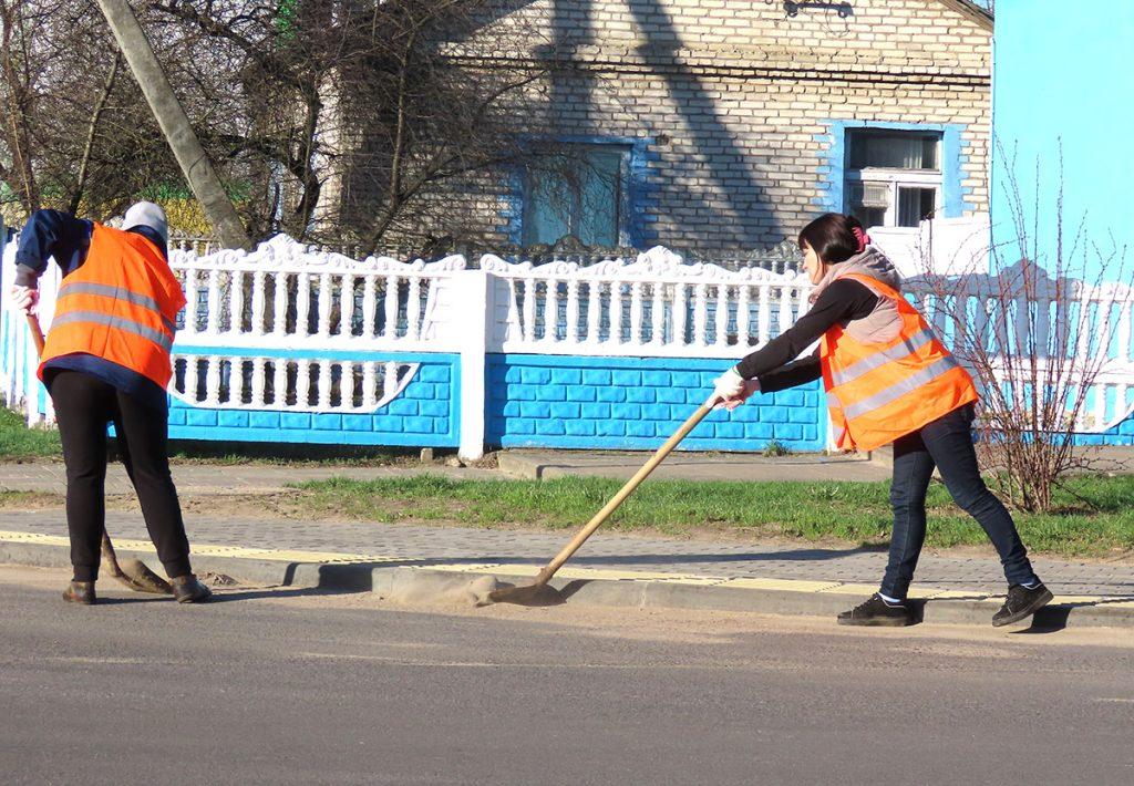 Труженики УКП «Коммунальник» продолжают благоустраивать город