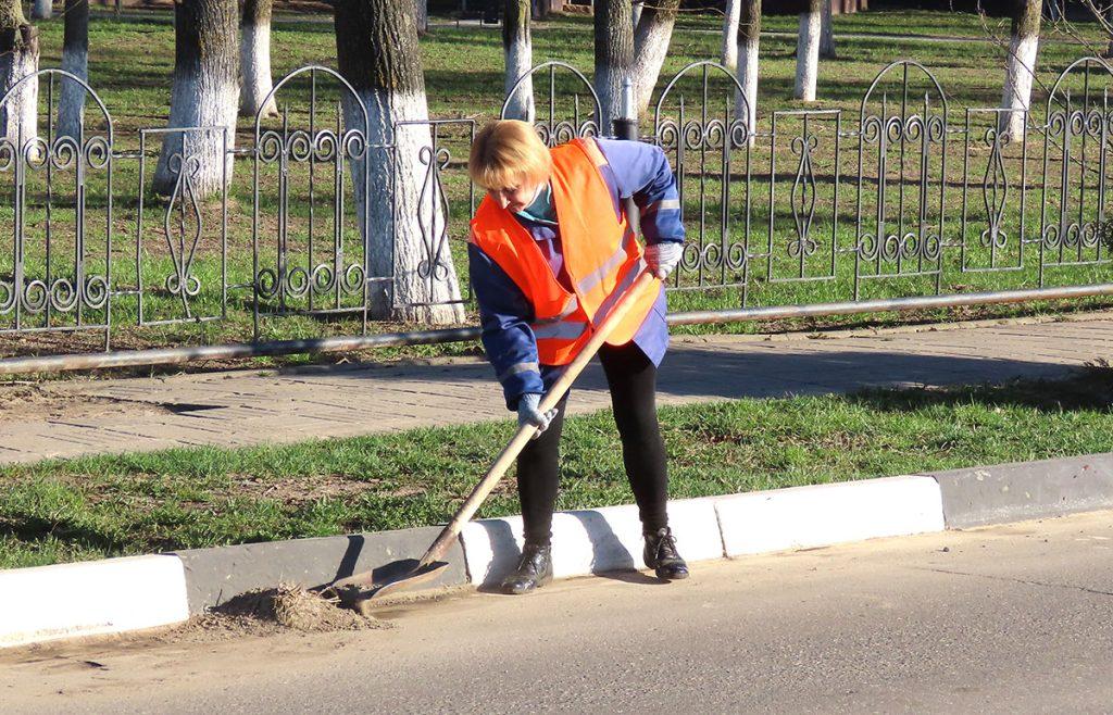 Труженики УКП «Коммунальник» продолжают благоустраивать город