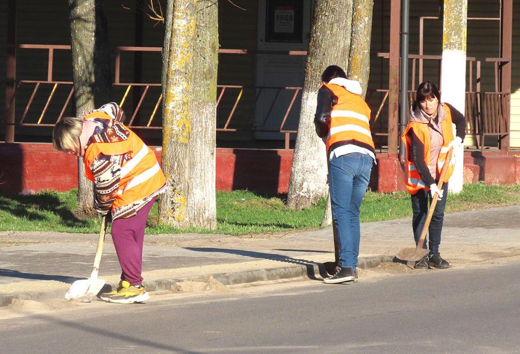 Труженики УКП «Коммунальник» продолжают благоустраивать город