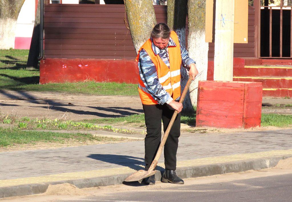 Труженики УКП «Коммунальник» продолжают благоустраивать город