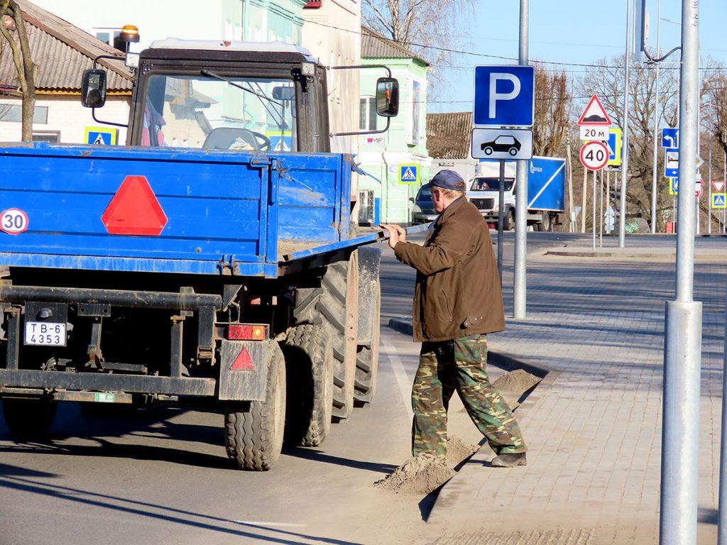 Труженики УКП «Коммунальник» продолжают благоустраивать город