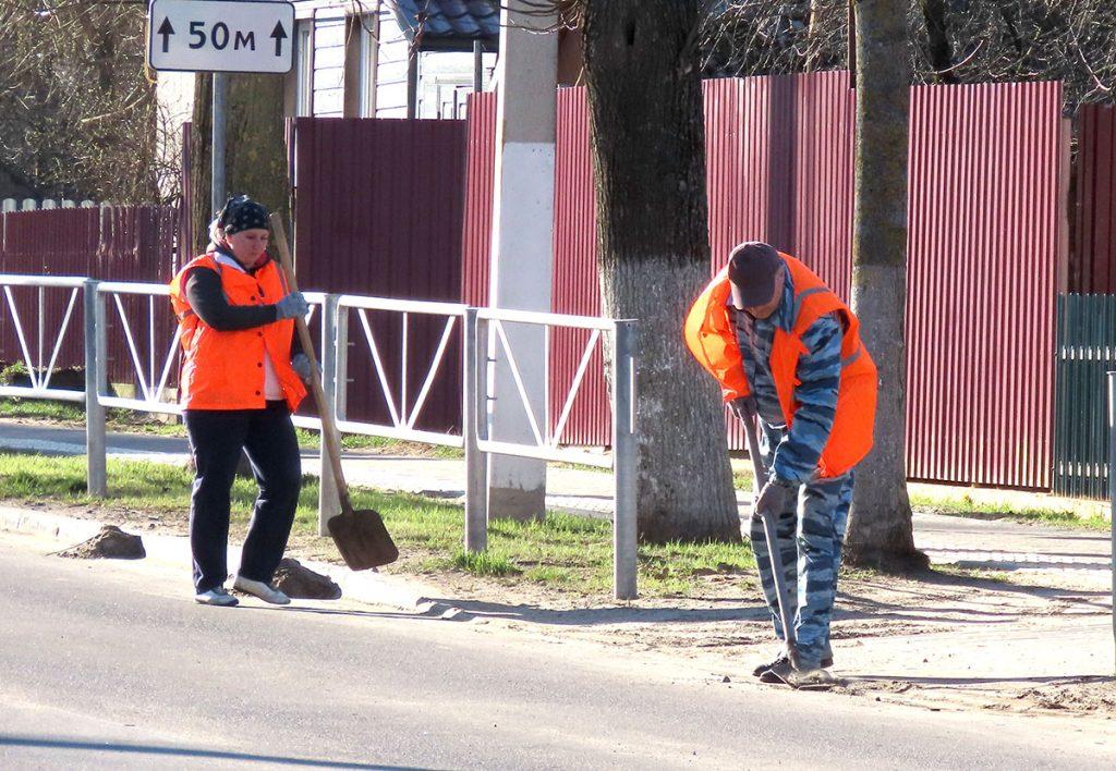 Труженики УКП «Коммунальник» продолжают благоустраивать город