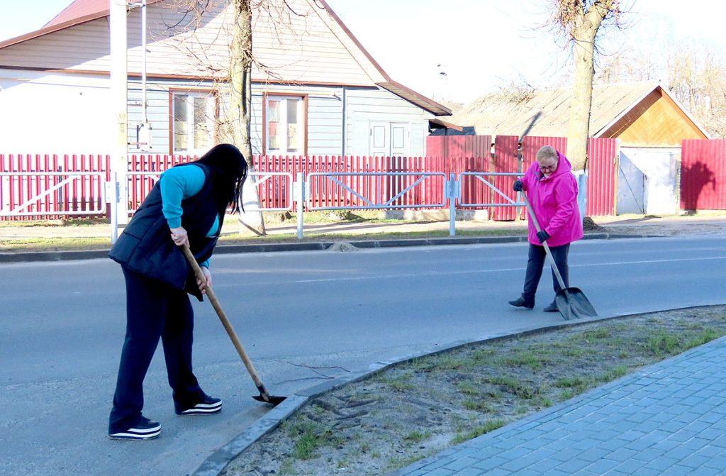 Труженики УКП «Коммунальник» продолжают благоустраивать город