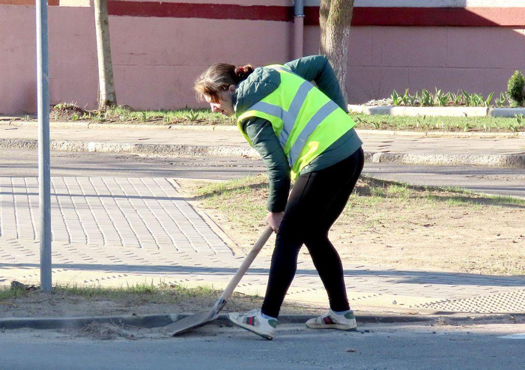 Труженики УКП «Коммунальник» продолжают благоустраивать город