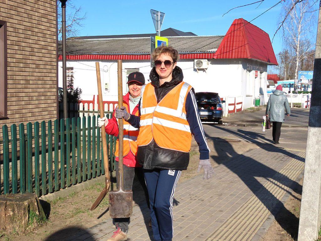 Труженики УКП «Коммунальник» продолжают благоустраивать город