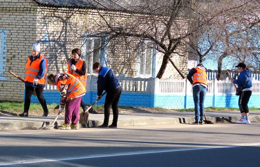 Труженики УКП «Коммунальник» продолжают благоустраивать город