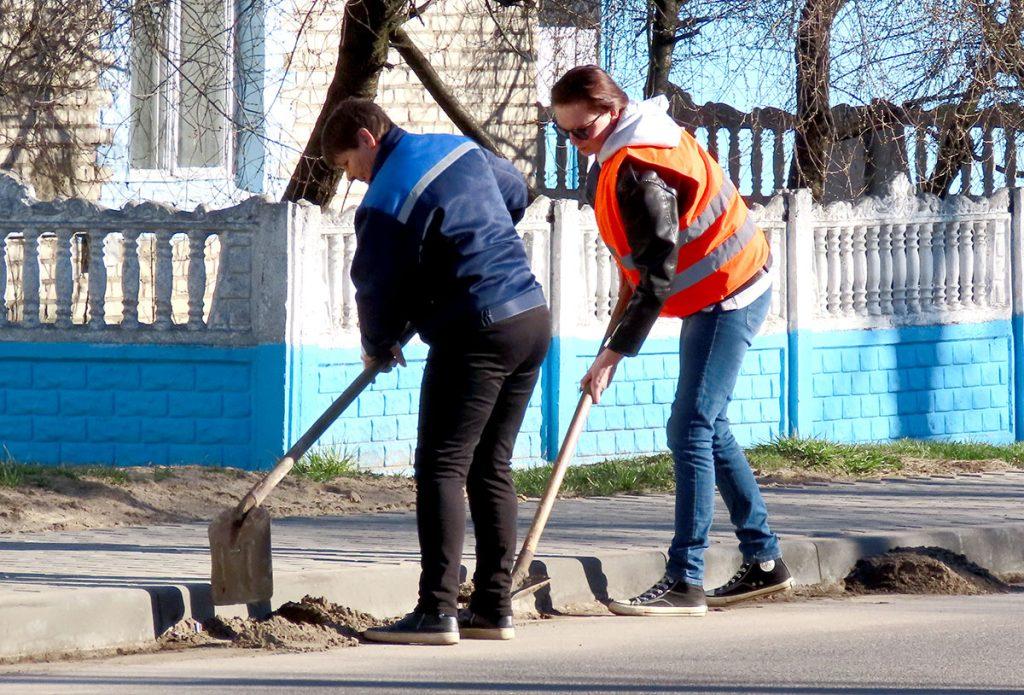 Труженики УКП «Коммунальник» продолжают благоустраивать город