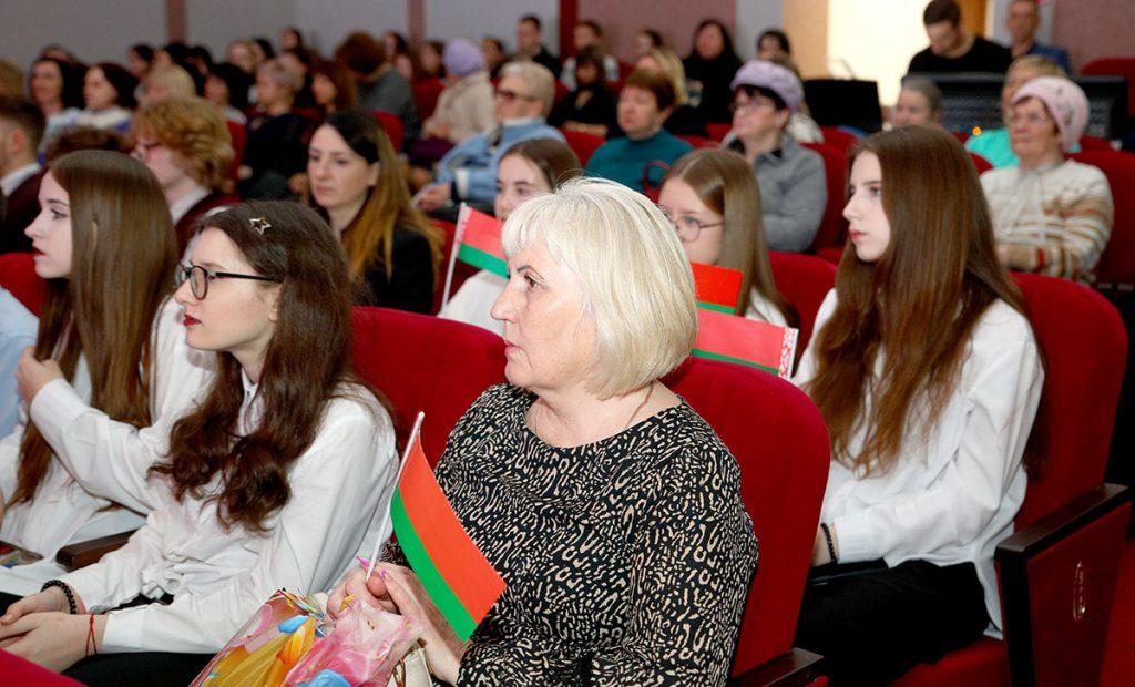 В Климовичах празднуют День единения народов Беларуси и России