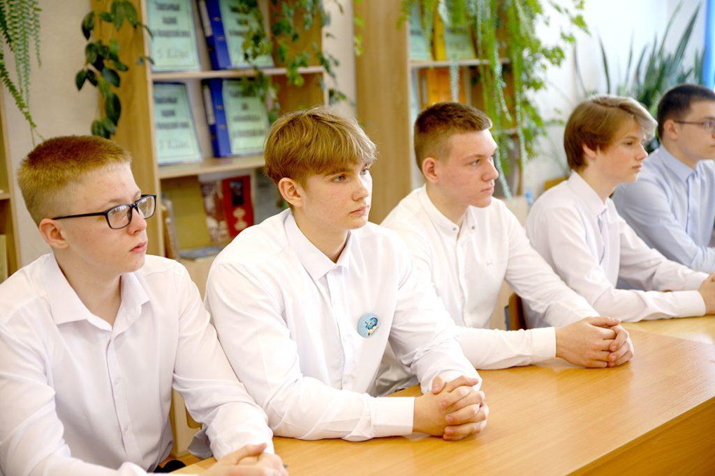 Лидер депутатского корпуса Климовщины Василий Захаренко встретился со школьниками