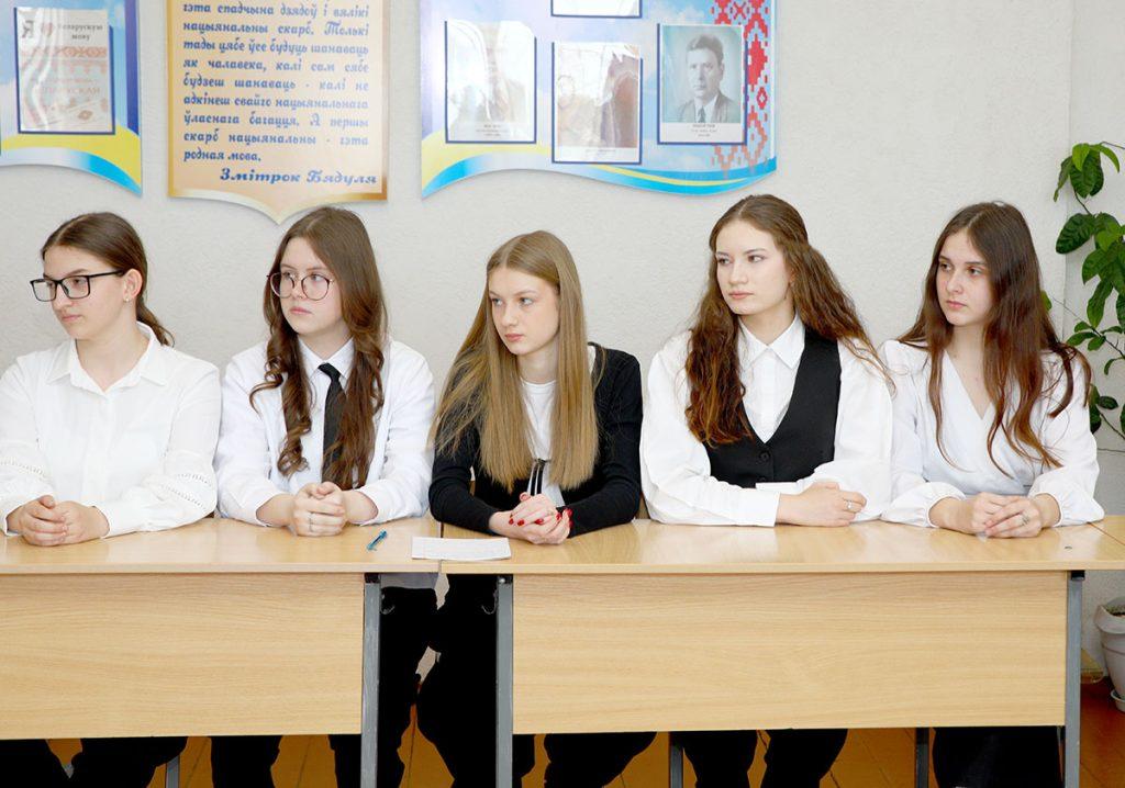 Лидер депутатского корпуса Климовщины Василий Захаренко встретился со школьниками