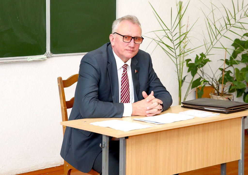 Лидер депутатского корпуса Климовщины Василий Захаренко встретился со школьниками