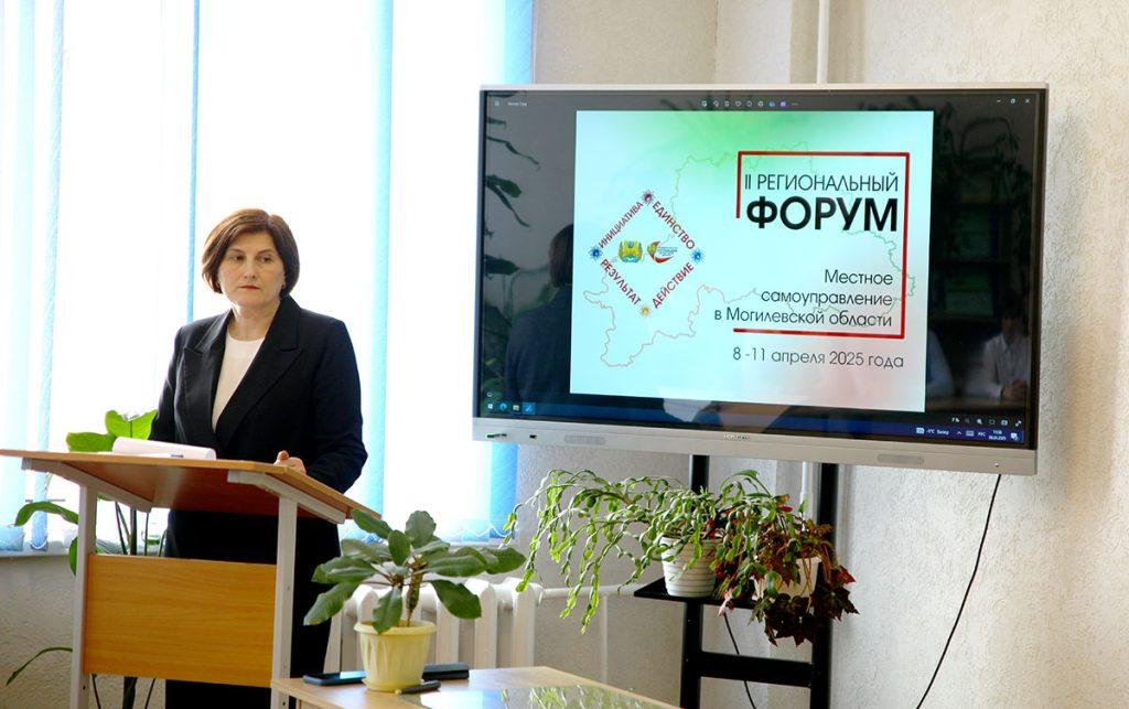 Лидер депутатского корпуса Климовщины Василий Захаренко встретился со школьниками