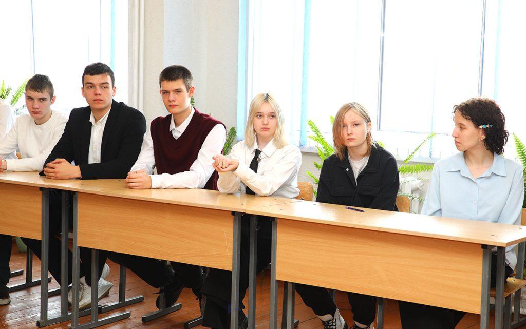 Лидер депутатского корпуса Климовщины Василий Захаренко встретился со школьниками