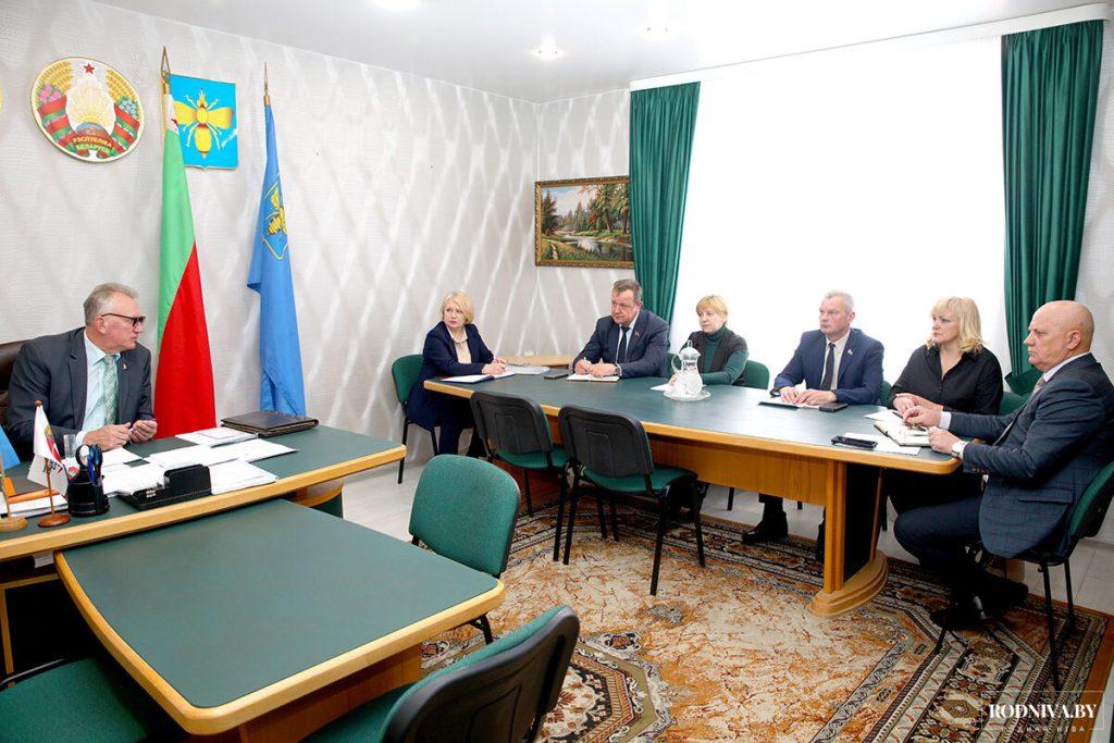 Рабочий день с депутатским корпусом: как молодежь учится у лидеров