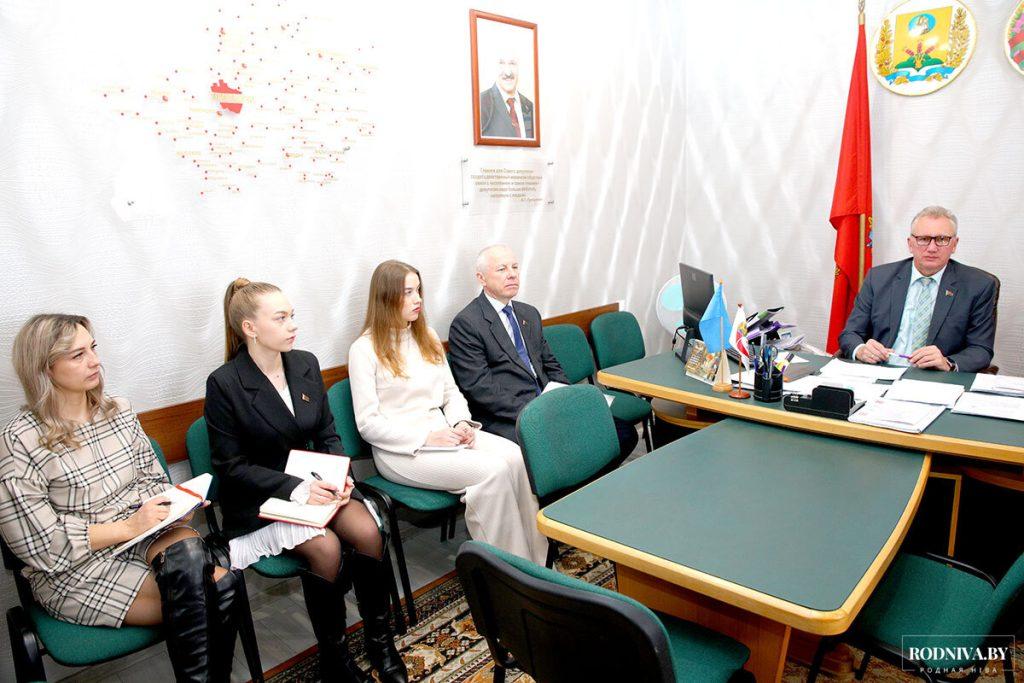 Рабочий день с депутатским корпусом: как молодежь учится у лидеров