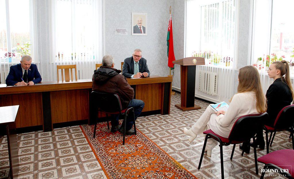 Рабочий день с депутатским корпусом: как молодежь учится у лидеров