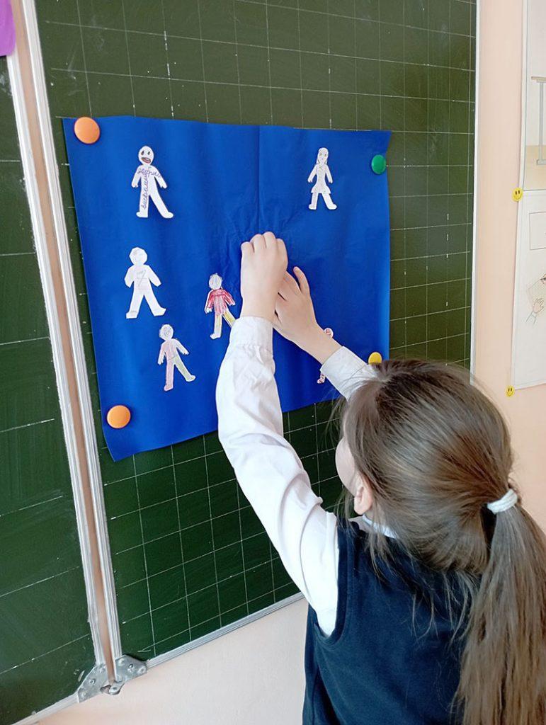 ФОТОФАКТ: Климовчане присоединились к акции «Подсвети мир синим»