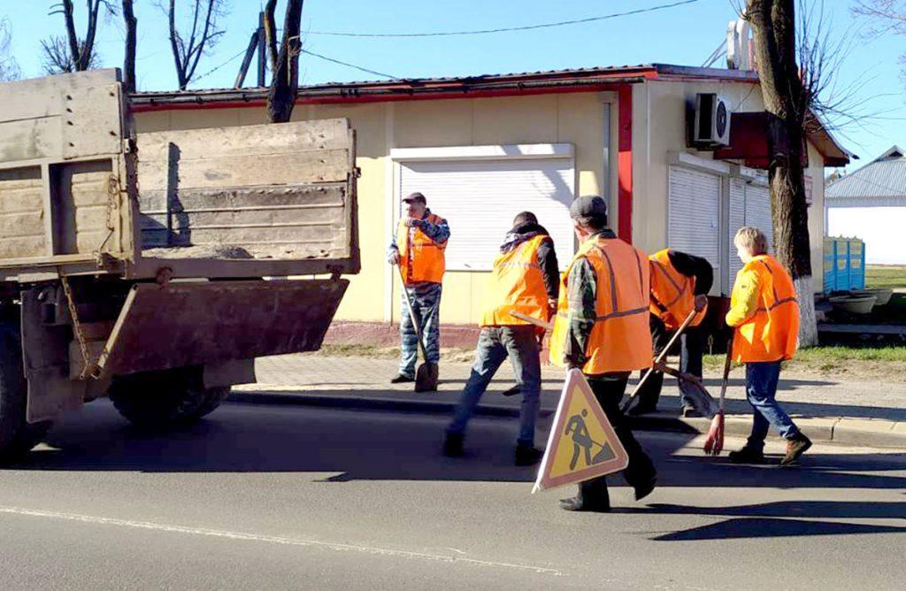Труженики УКП «Коммунальник» продолжают благоустраивать город