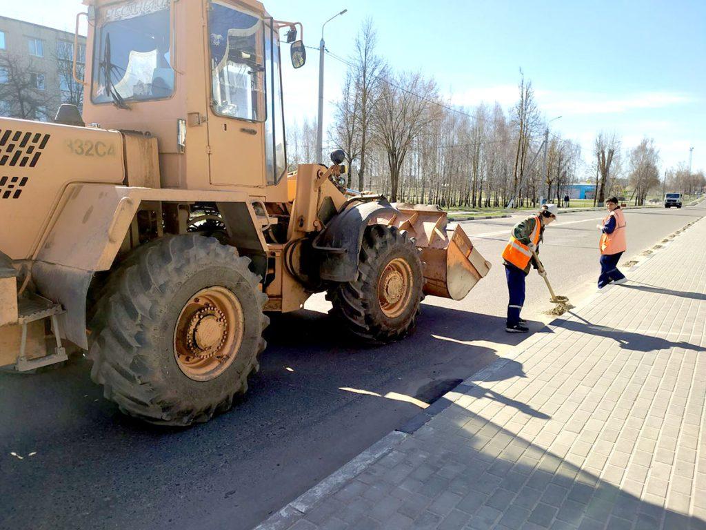 Труженики УКП «Коммунальник» продолжают благоустраивать город