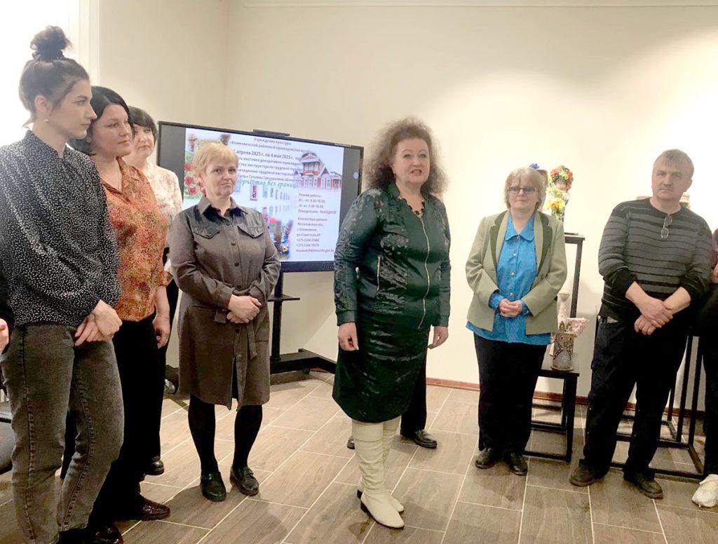 В Климовичском музее работает выставка «Творчество без границ»