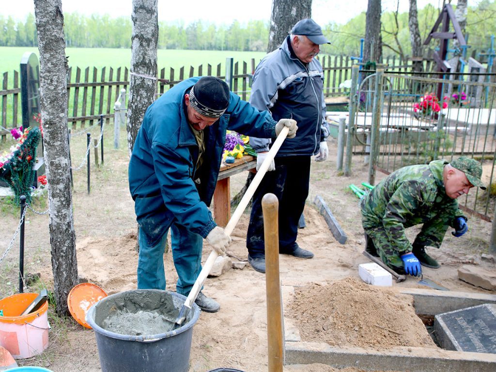 Чистота, порядок, уважение к истории: итоги субботника на Климовщине