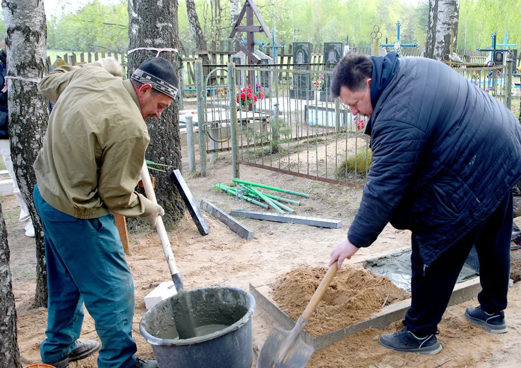 Чистота, порядок, уважение к истории: итоги субботника на Климовщине