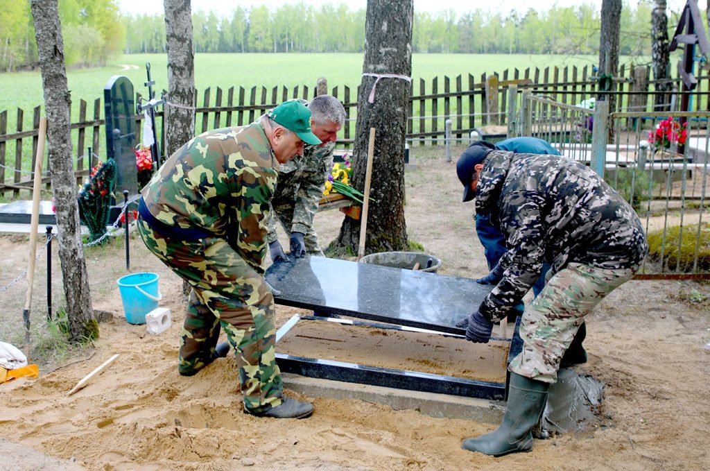 Чистота, порядок, уважение к истории: итоги субботника на Климовщине