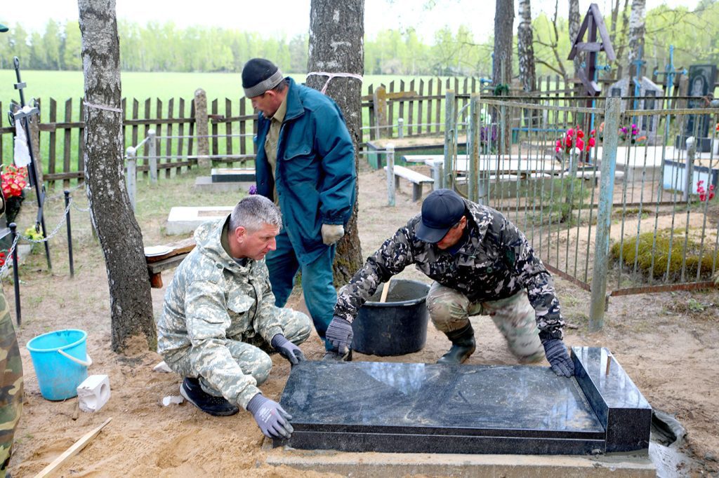 Чистота, порядок, уважение к истории: итоги субботника на Климовщине