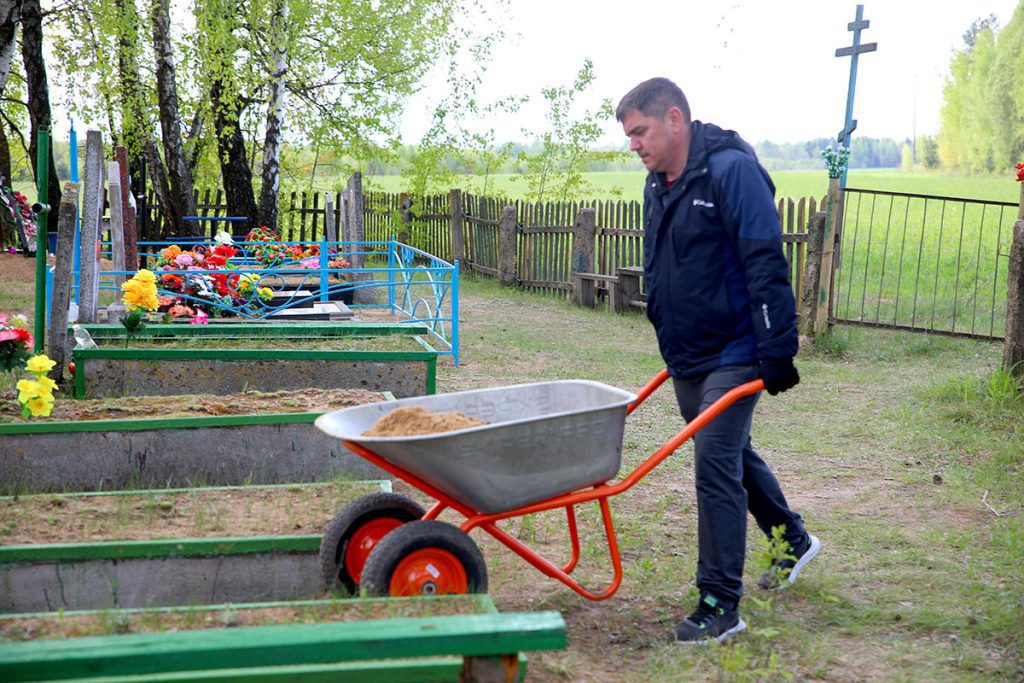 Чистота, порядок, уважение к истории: итоги субботника на Климовщине