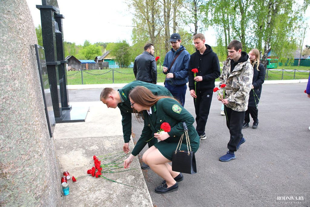 Молодые специалисты Климовичского района почтили память героев Великой Отечественной войны