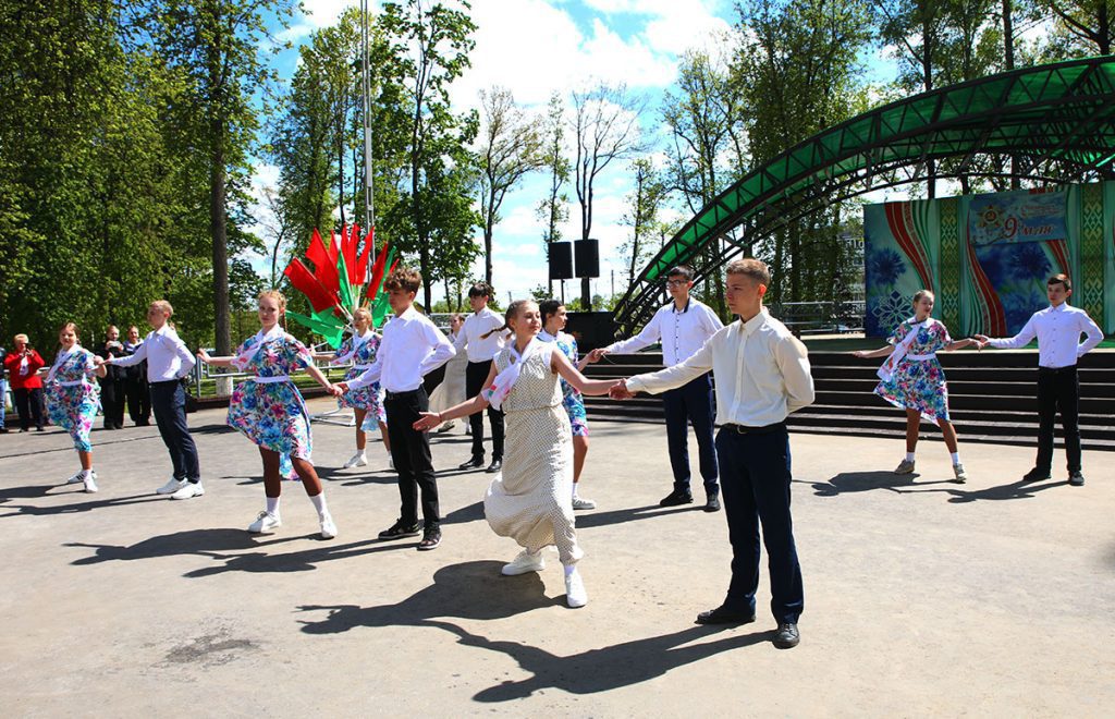 Посмотрите, как климовчане танцуют "Вальс Победы"