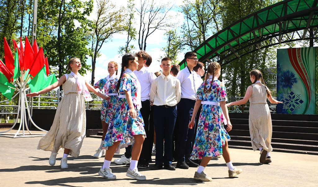 Посмотрите, как климовчане танцуют "Вальс Победы"