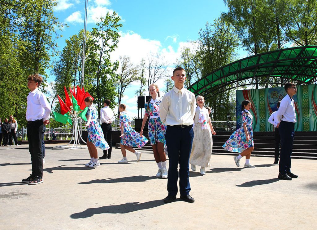 Посмотрите, как климовчане танцуют "Вальс Победы"