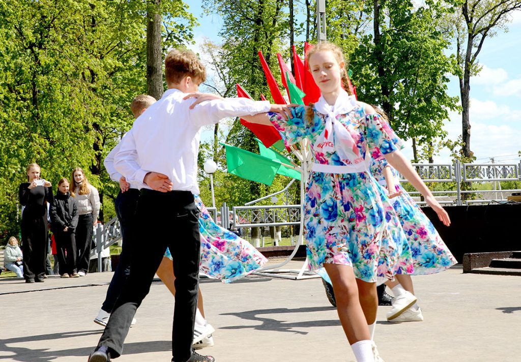 Посмотрите, как климовчане танцуют "Вальс Победы"