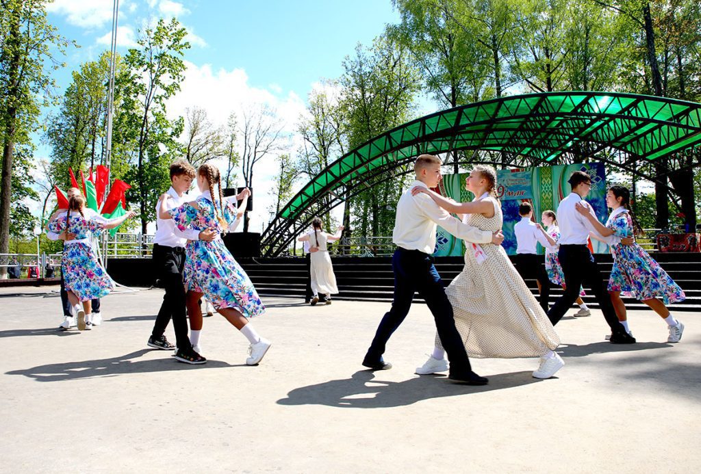 Посмотрите, как климовчане танцуют "Вальс Победы"