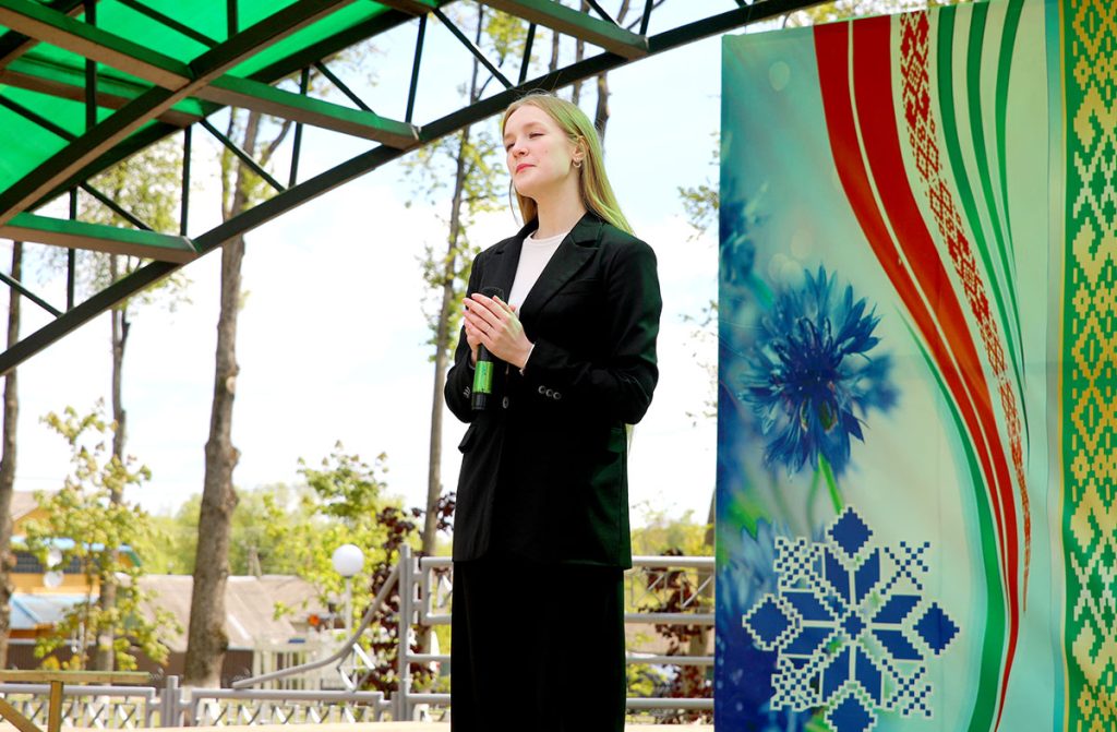 «Расцвела салютами Победа»: в Климовичах прошел праздничный театрализованный концерт