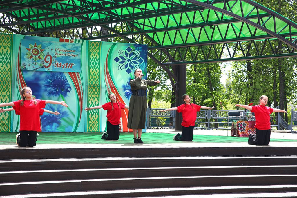 «Расцвела салютами Победа»: в Климовичах прошел праздничный театрализованный концерт